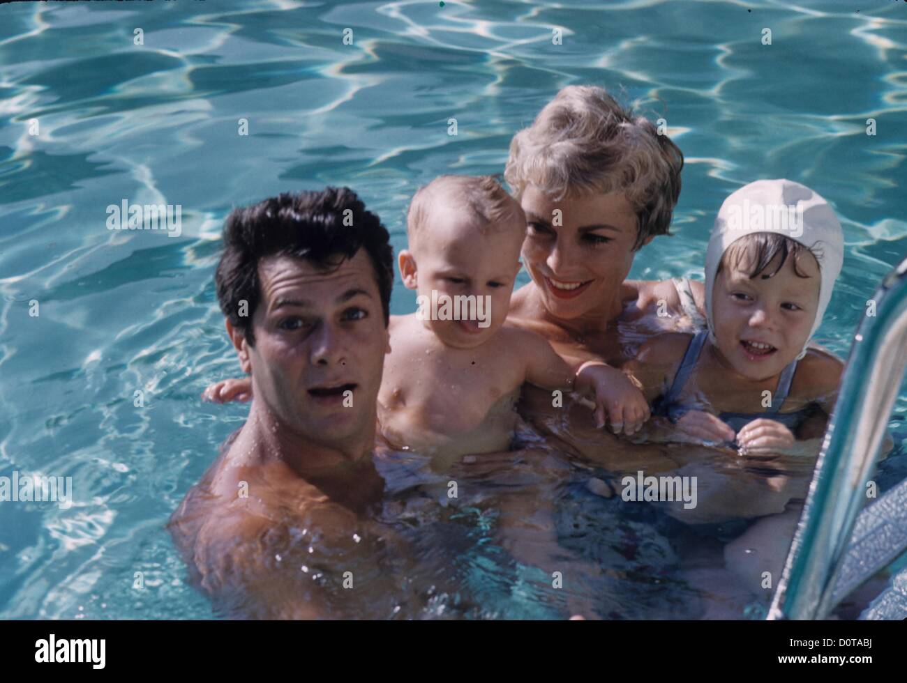 JAMIE LEE CURTIS con madre Janet Leigh , padre Tony Curtis e sorella Kelly Curtis.(Immagine di credito: © Lawrence Schiller/Globe foto/ZUMAPRESS.com) Foto Stock