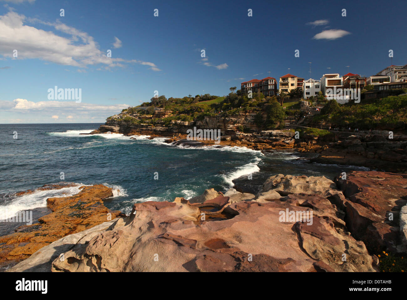La spiaggia di Bondi, costale Drumming, rocce, mare, case, case, cielo blu, a piedi, posizione, situazione, visualizzare, rock, Cliff, surf Foto Stock
