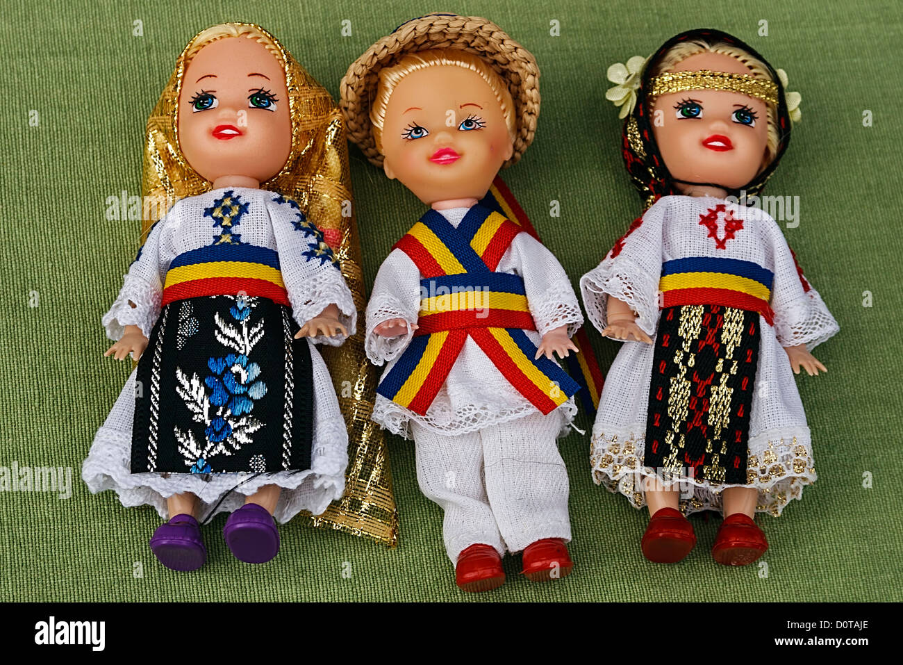 Bambole vestite nel tradizionale Rumena costumi folcloristici. Foto Stock