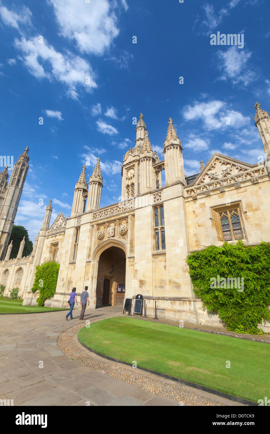 King's College gatehouse visitati dalla Corte anteriore, Cambridge, Inghilterra Foto Stock