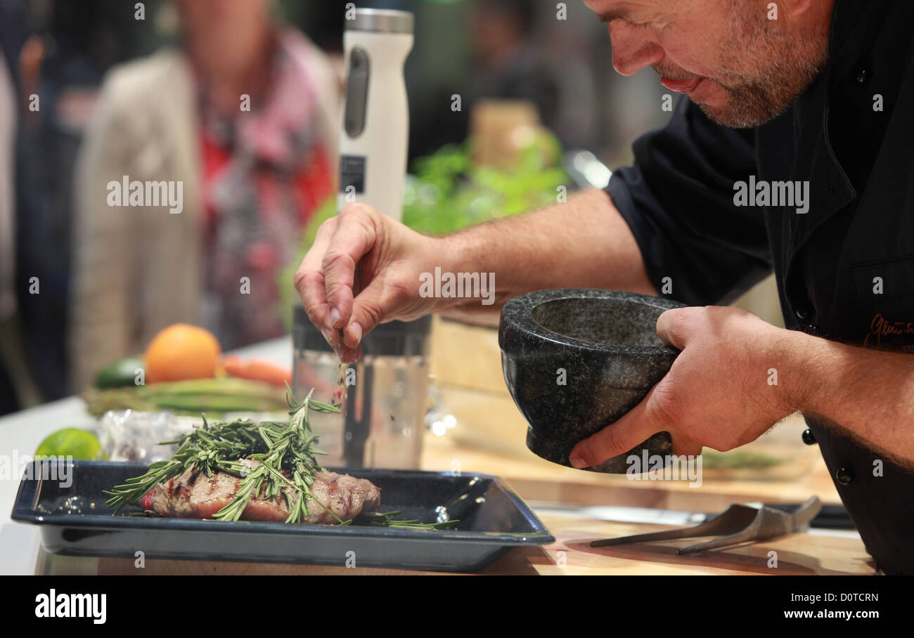 Berlino, Germania, di una stagionata cuocere una bistecca Foto Stock