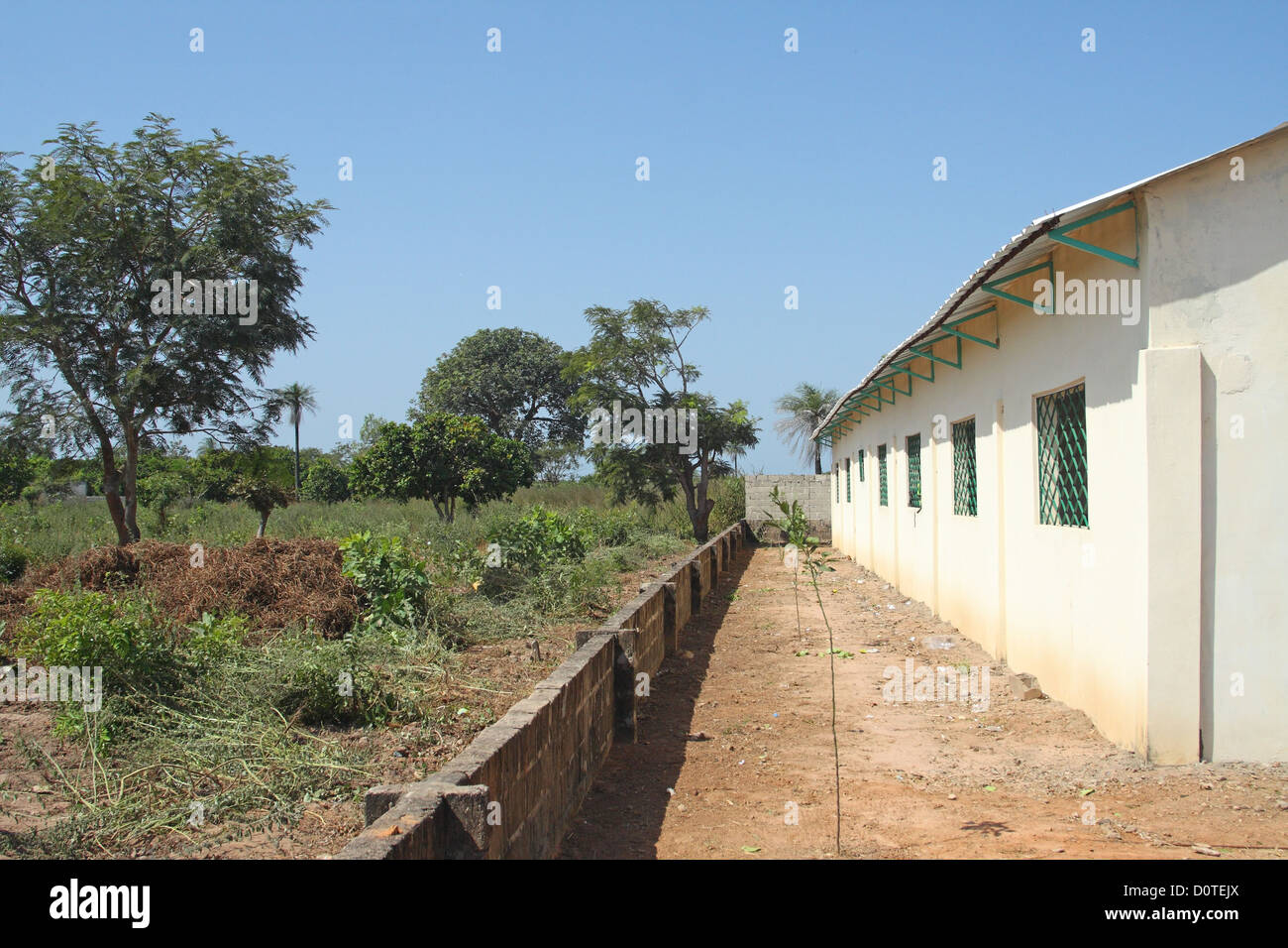 Esterno di una scuola in Gambia, Africa occidentale Foto Stock