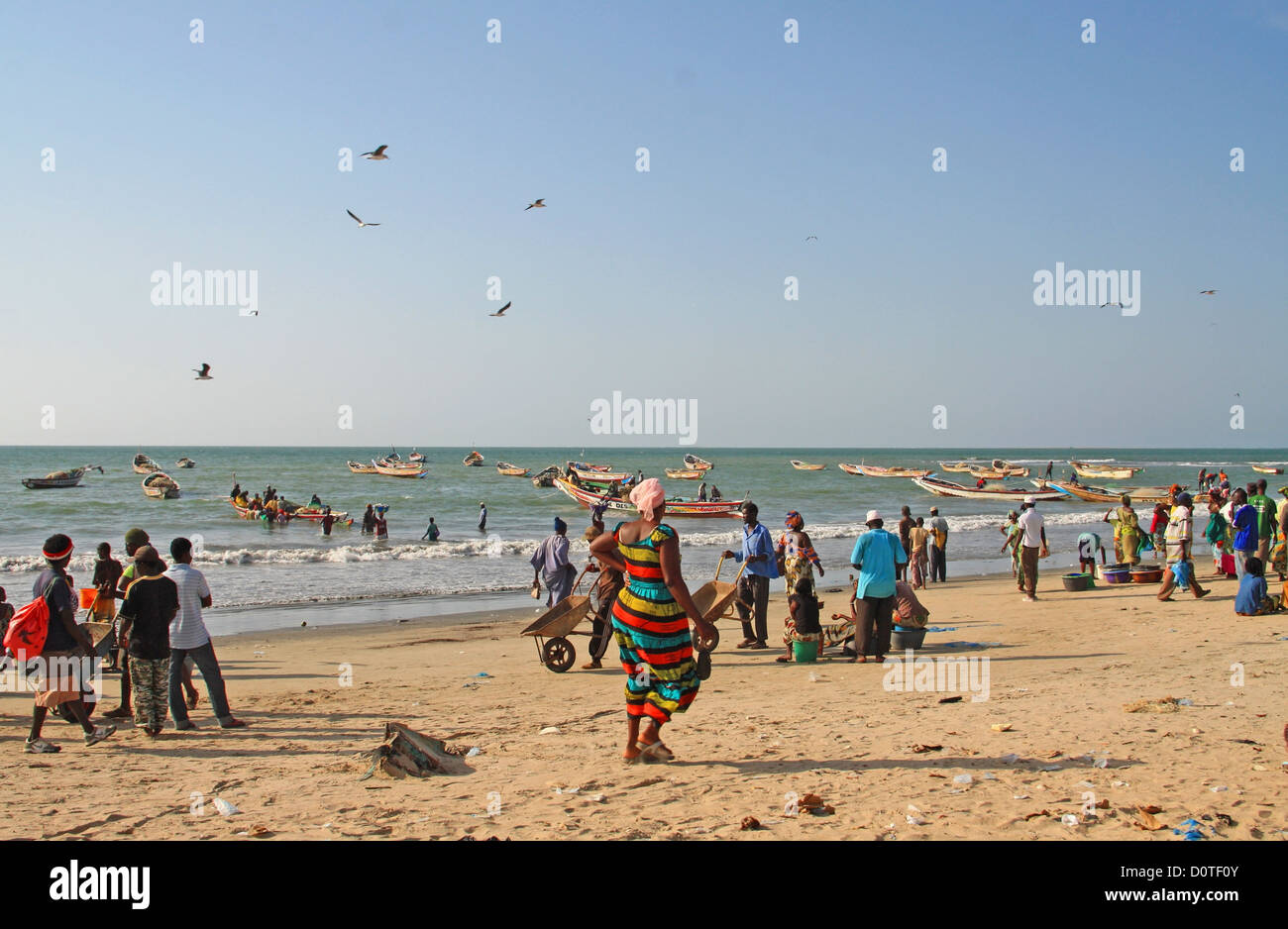 La spiaggia di Tanji villaggio di pescatori, Gambia, Africa occidentale Foto Stock