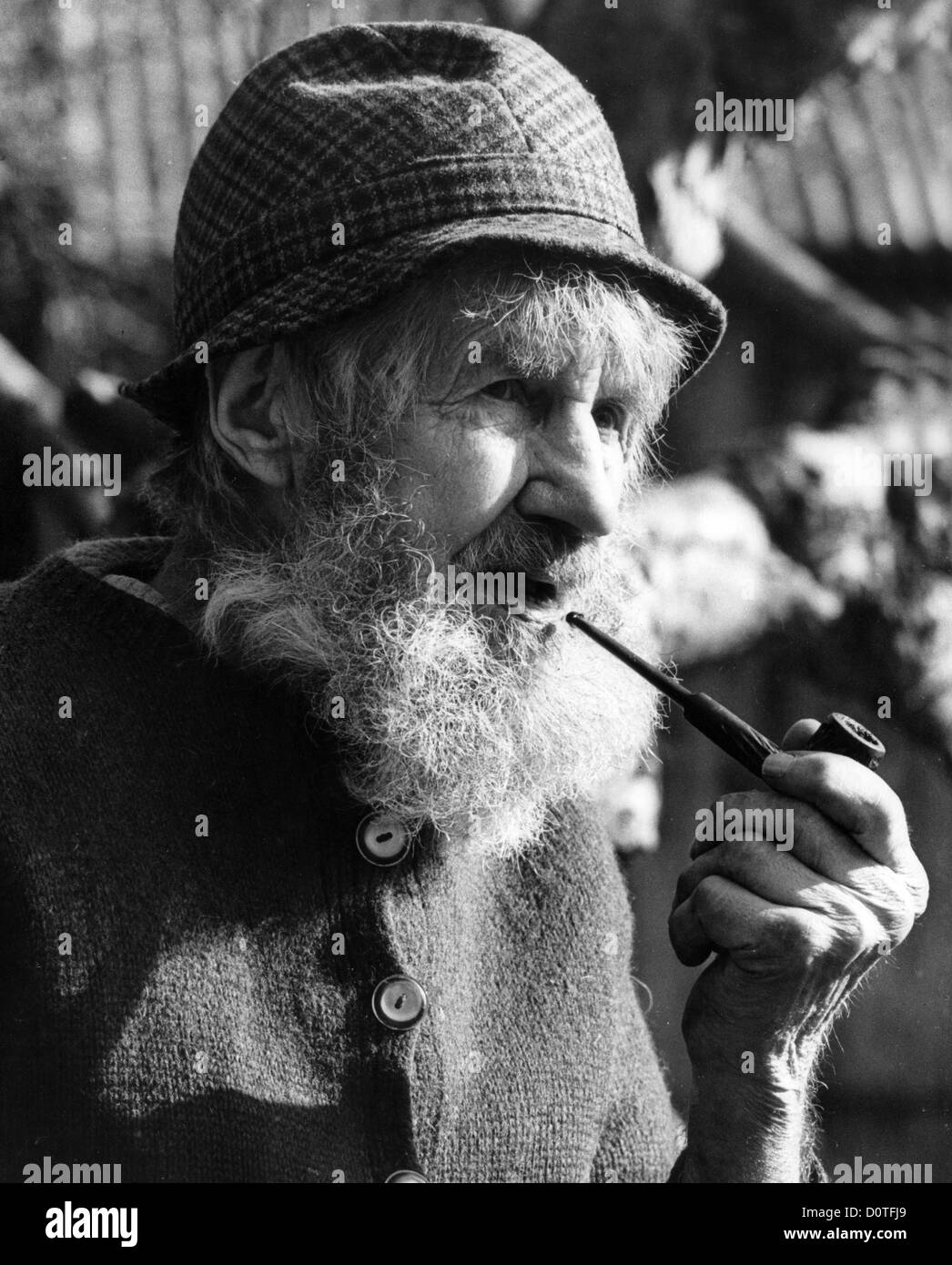 Un vecchio di nome Joe Morris fuma tubo a Linley Brook vicino a Broseley Shropshire 1973. Britannia anni '1970 fumatore barba carattere rurale. Foto di DAVID BAGNALL Foto Stock