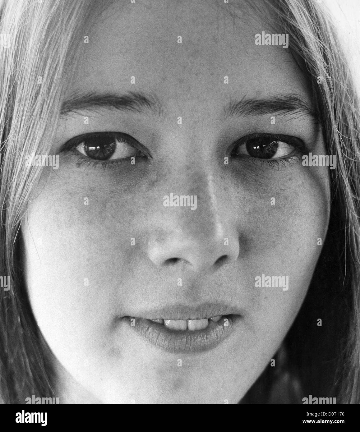 Ritratto di una giovane donna adolescente degli anni '1960 faccia da vicino bella bellezza naturale. FOTO DI DAVID BAGNALL Foto Stock