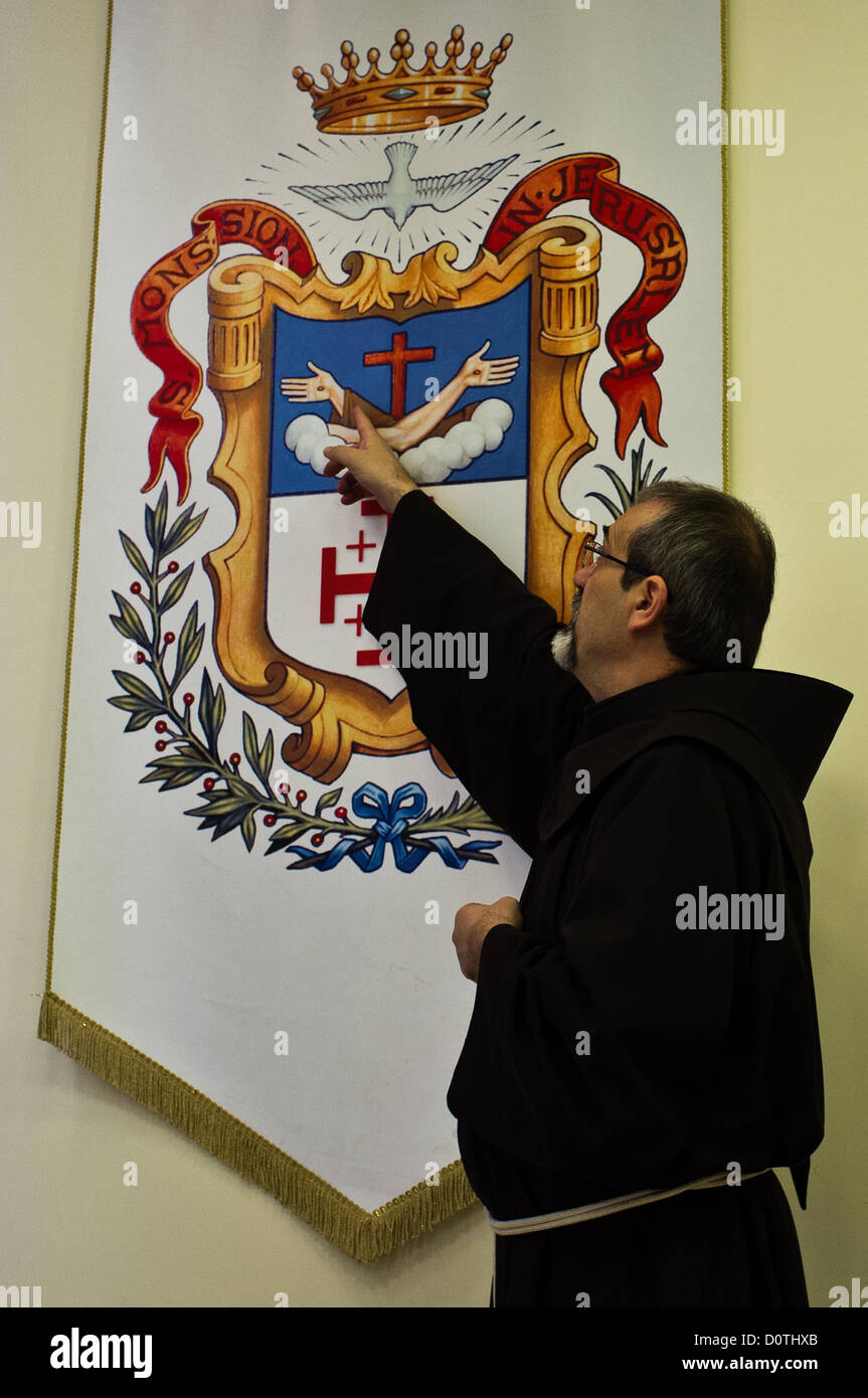 Gerusalemme, Israele. Il 30 novembre 2012. Il Custode di Terra Santa, padre Pierbattista Pizzaballa, spiega il simbolismo dei bracci incrociati di Gesù e di San Francesco, entrambi muniti dell'impronta della Crocifissione di chiodi. San Francesco' braccio porta le stimmate ricevute su Mt. Alverna. Gerusalemme, Israele. 30-Nov-2012. Dei 20.000 monaci francescani in tutto il mondo circa 300 risiedono in Israele come pure alcuni 1.000 monache. San Francesco Francesco di Assisi è arrivata in Terra Santa nel 1219 e sono state custodi dei luoghi santi fin. Foto Stock