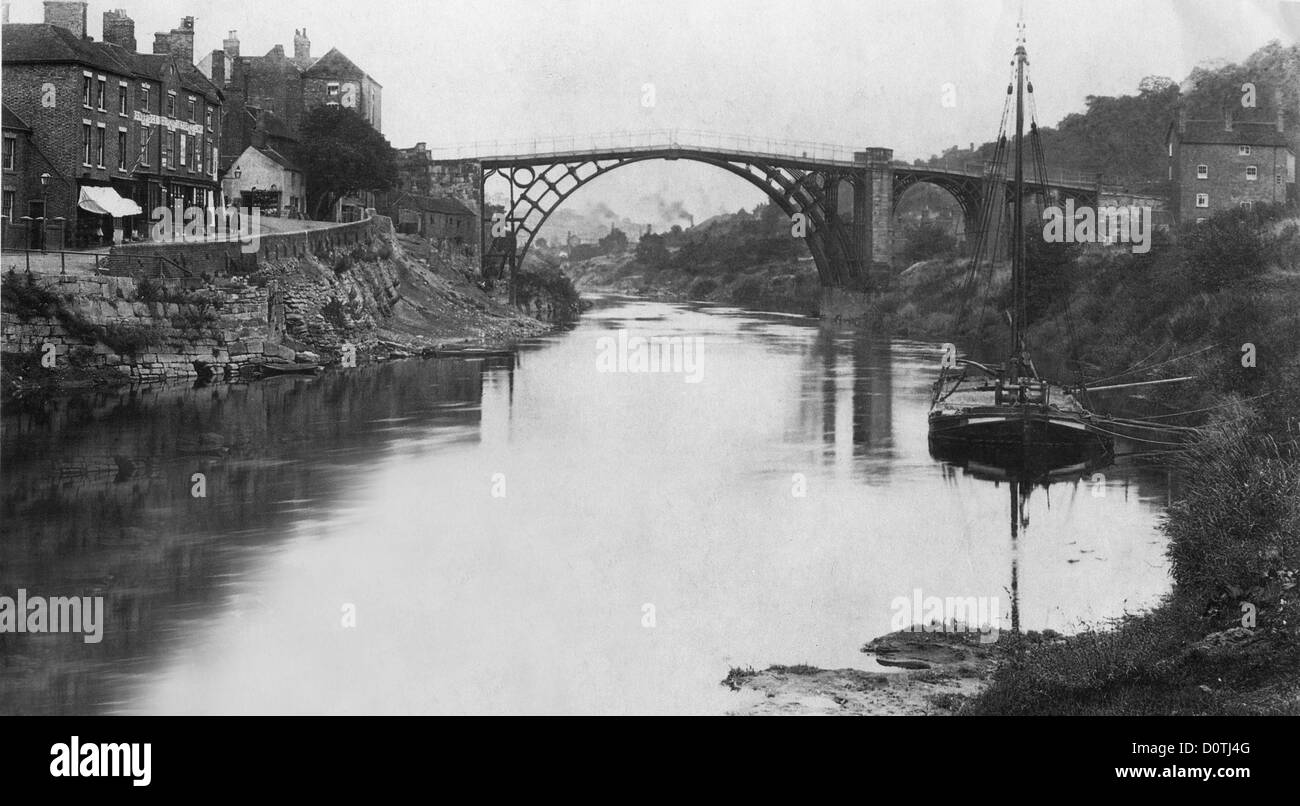 Fiume Severn Trow barca ormeggiata a Ironbridge Shropshire 1880. Regno Unito 1880 Foto Stock