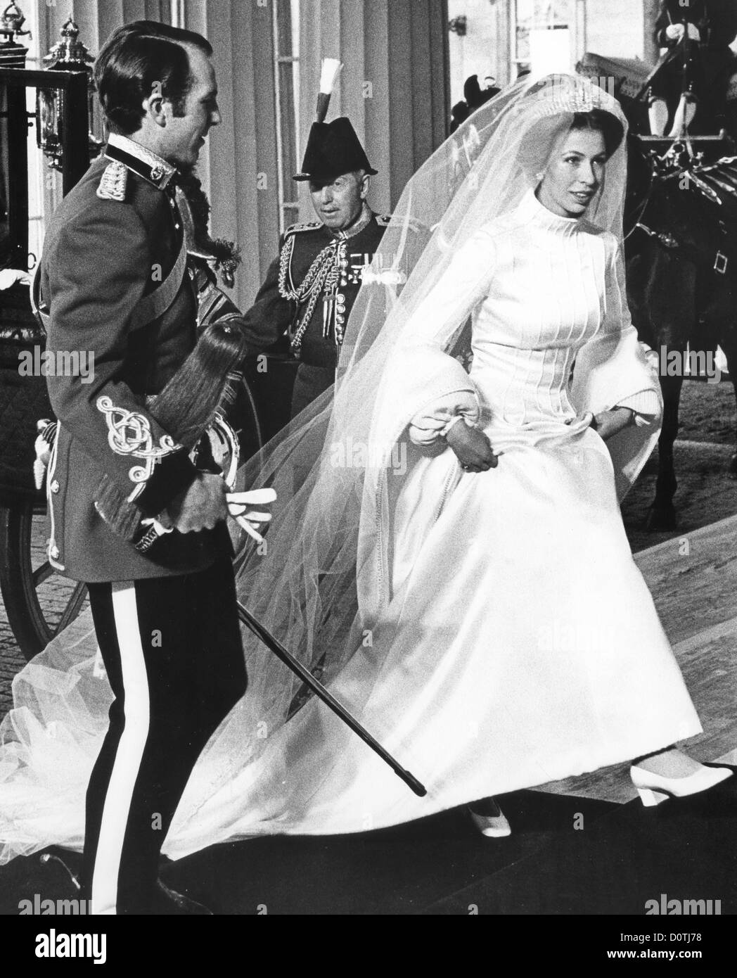 Principessa Anne e Mark Phillips che arrivano a Buckingham Palace dopo il loro matrimonio 14/11/73 PIC DAVE BAGNALL matrimonio reale Gran Bretagna 1973 Buckingham Palace Foto Stock