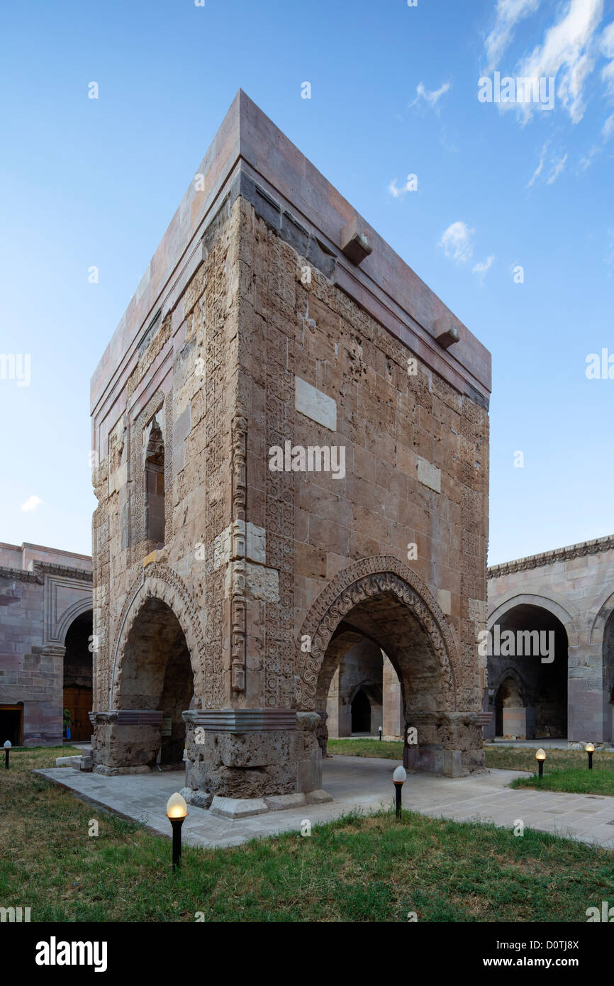 Vista della moschea nel cortile, Sultan Han, Palas, Kayseri Sivas Road, Turchia Foto Stock