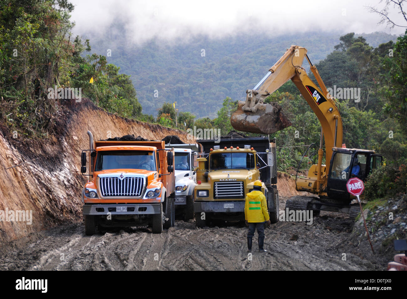Road, costruzione, slitta, fango, itinerario, Totoro, Inza, Colombia, Sud America, lavoro, camion Foto Stock