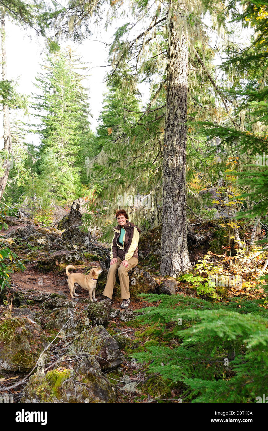 Donna, foresta, cane, natura, escursionismo, modello di rilascio, piegare, Oregon, Stati Uniti d'America, Stati Uniti, America, Nord America Foto Stock