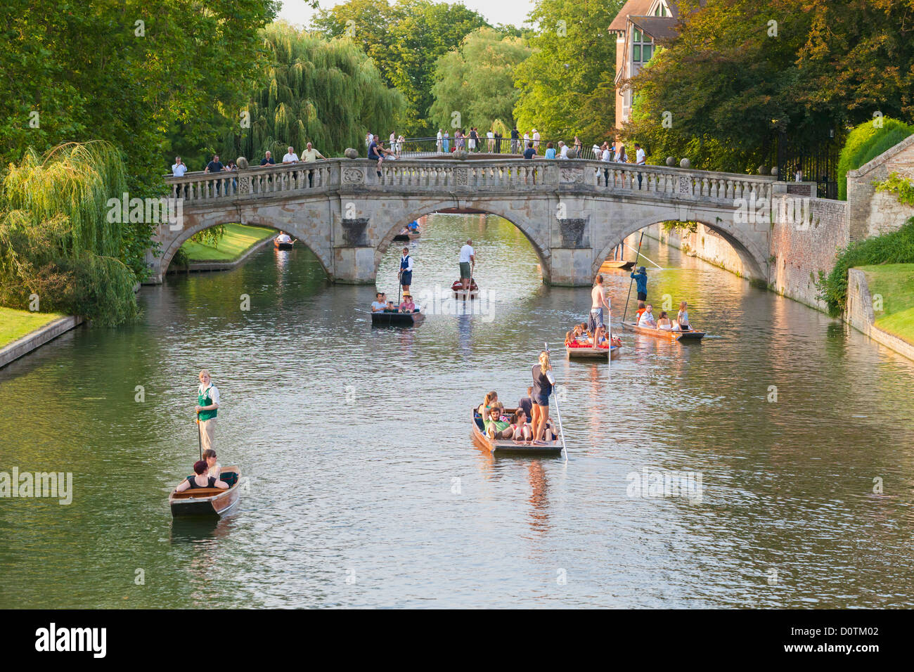 Punting sul fiume Cam, Cambridge, Inghilterra, Regno Unito Foto Stock