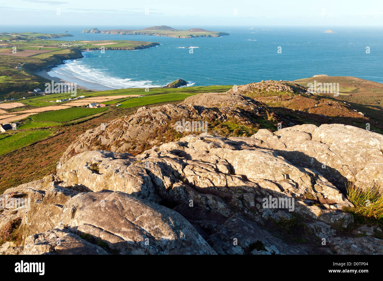 Pembrokeshire costa visto dal punto più alto sulla St Davids testa di Carn Llidi su una bella mattina di sole. Foto Stock