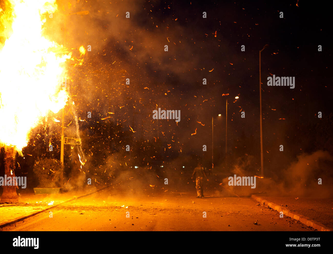Siliana, Tunisia. Il 30 novembre 2012. Palme sul fuoco su Siliana sulla via principale come rivoltosi confrontarsi con la polizia Foto Stock