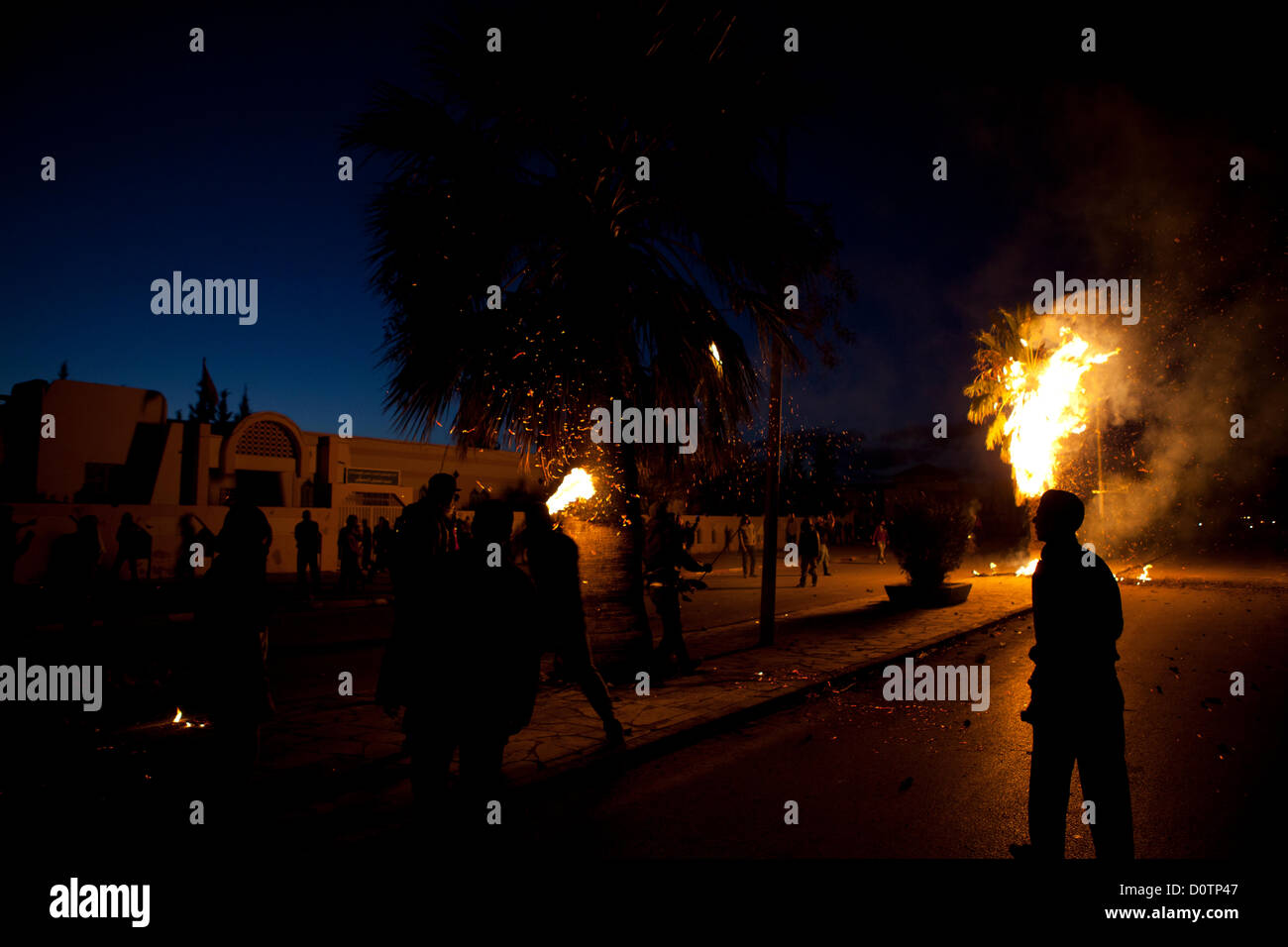 Siliana, Tunisia. Il 30 novembre 2012. Giovani disoccupati confrontarsi con la polizia in città tunisina di Siliana durante i violenti scontri che hanno lasciato più di 300 feriti. Foto Stock
