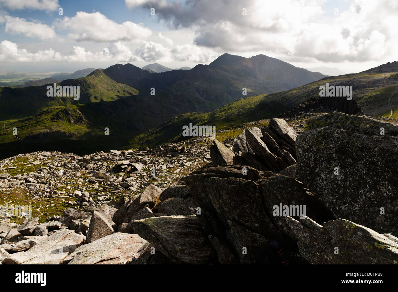 Le cime del Monte Snowdon gamma delle montagne del nord del Galles visto dalla Glyder Fach/Fawr ridge. Foto Stock