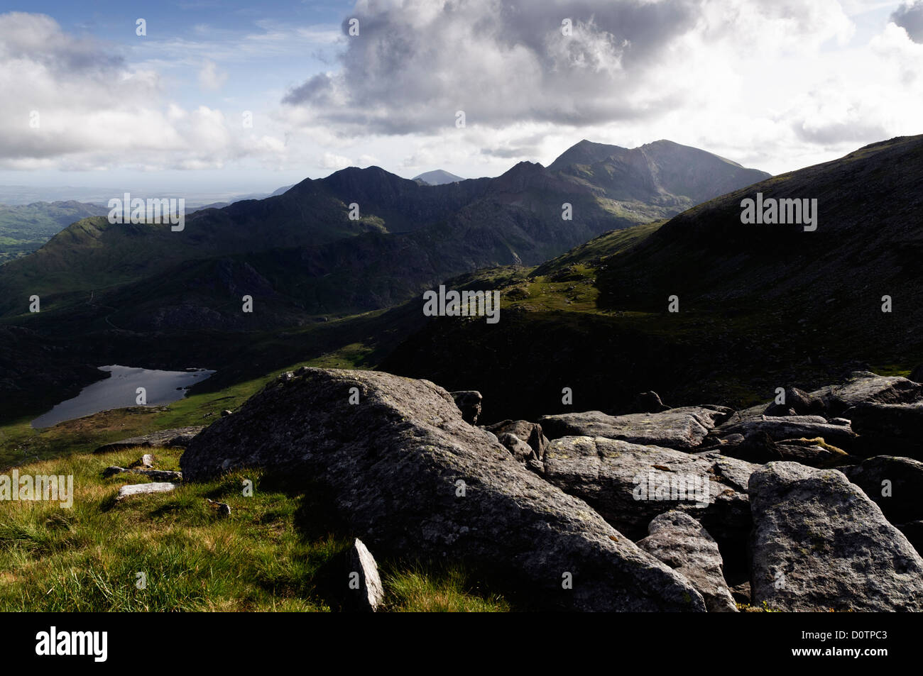 Le cime del Monte Snowdon gamma delle montagne del nord del Galles come si vede dal Glyder Fach/Fawr ridge. Foto Stock