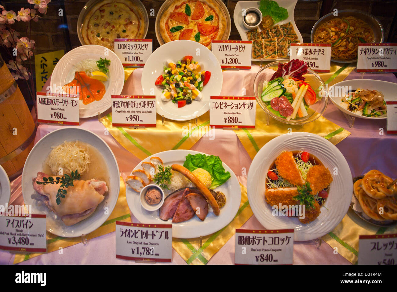 Giappone, Asia, vacanze, viaggi, Tokyo, Città, Shinjuku, distretto, Kabukicho, cibo, display, prezzo di etichetta, ristorante, piatti Foto Stock Giappone, Asia, vacanze, viaggi, Tokyo, Città, Shinjuku, distretto, Kabukicho, cibo, display, prezzo di etichetta, ristorante, piatti Foto Stock