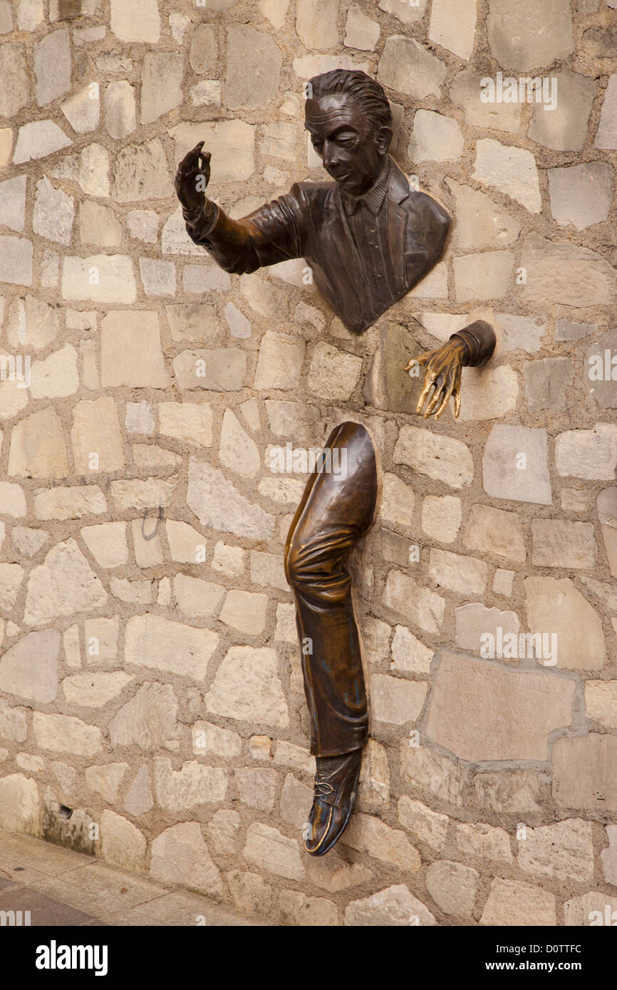 Jean Marais' Statua di Marcel Ayme basato su Ayme della storia " Il Viandante attraverso pareti', Montmartre, Parigi Francia Foto Stock