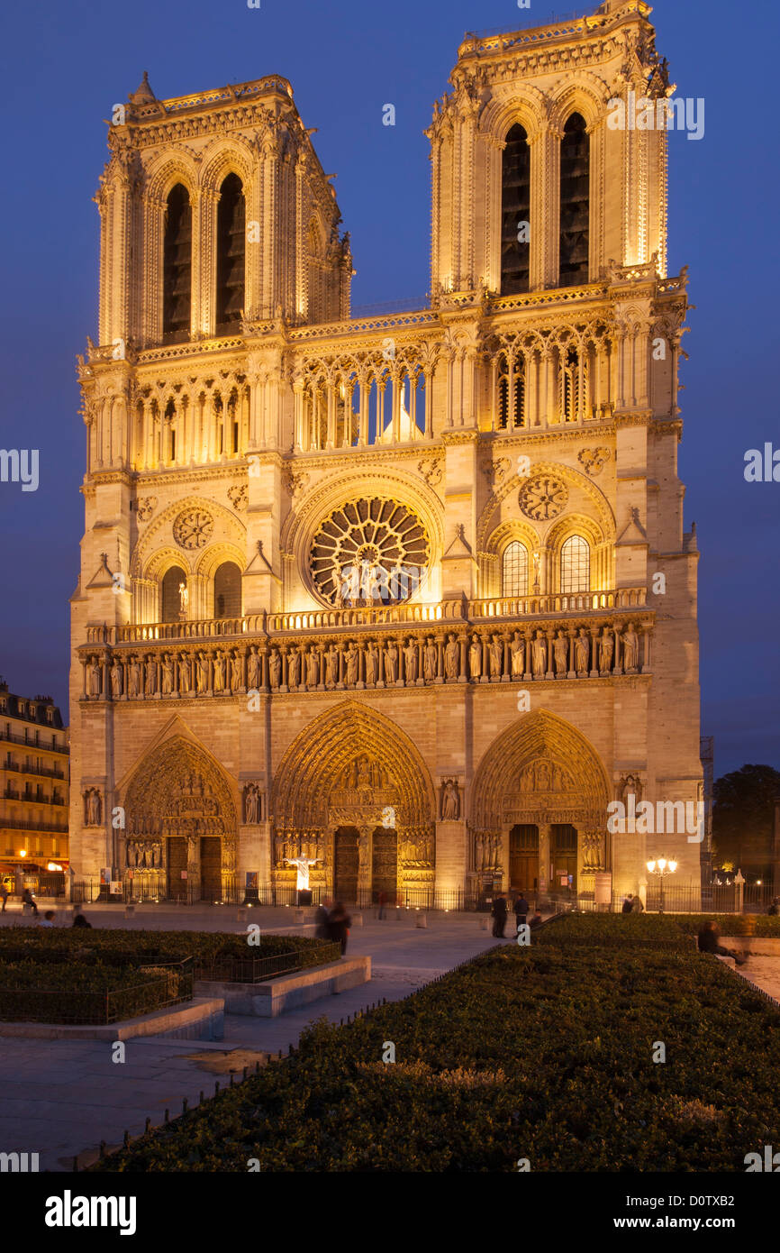 Twilight alla cattedrale di Notre Dame di Parigi Francia Foto Stock