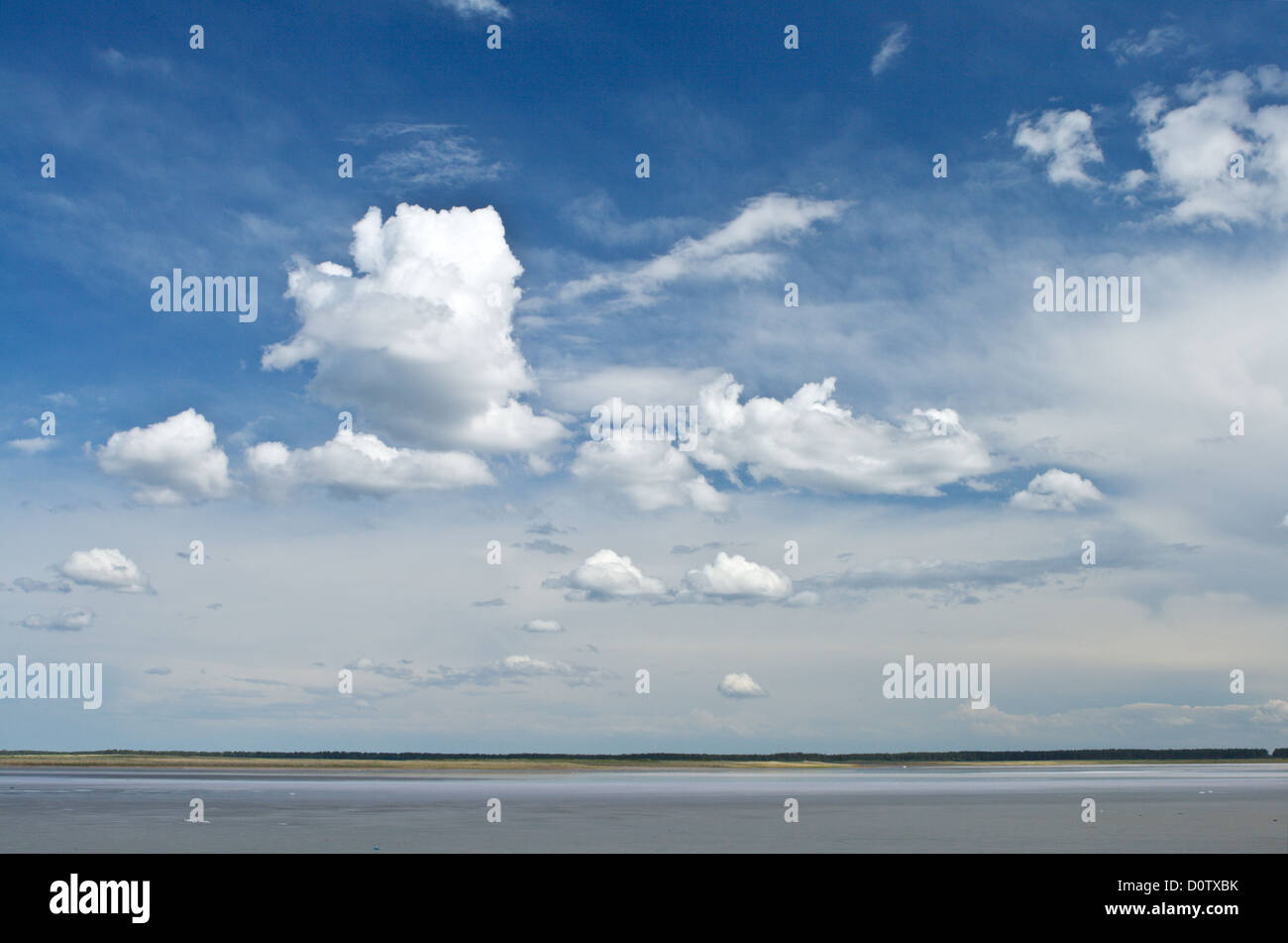 Cumulus nuvole sopra il lago Foto Stock