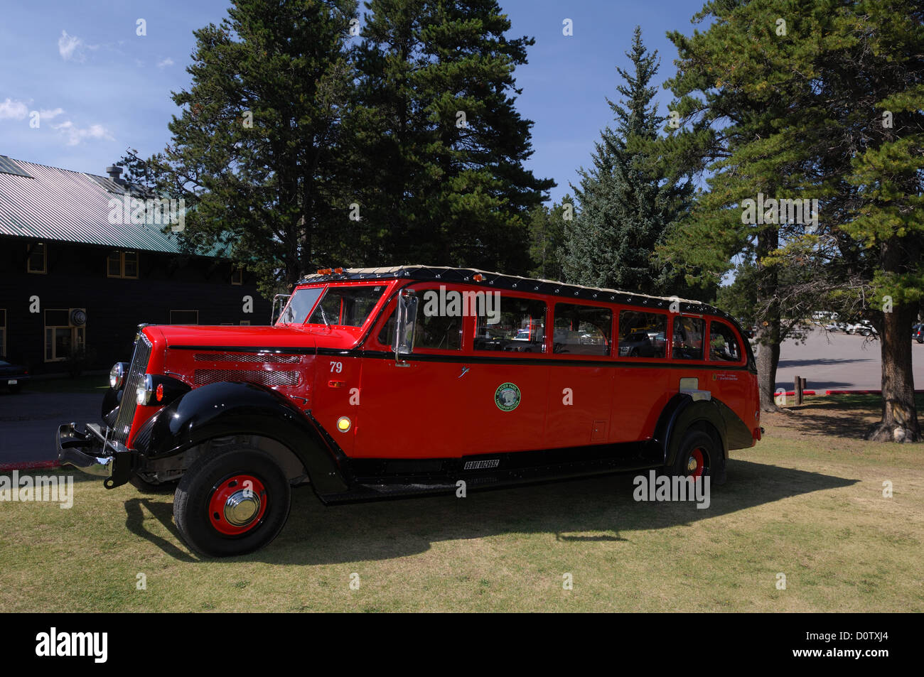 Historic touring car presso il Glacier Park Lodge nel Parco Nazionale di Glacier Montana Foto Stock