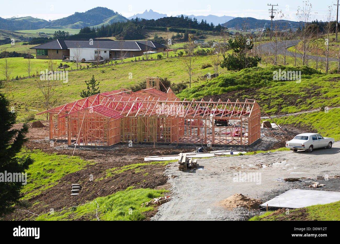 Una nuova struttura di legno casa essendo costruito a Mangawhai, Northland e North Island, Nuova Zelanda Foto Stock