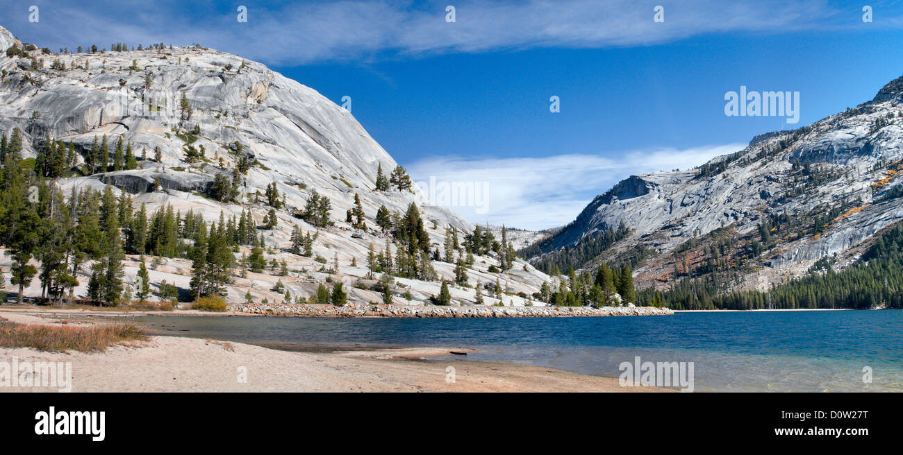 Tenaya Lake nel Parco Nazionale di Yosemite in California negli Stati Uniti. Immagine ad alta risoluzione. Foto Stock