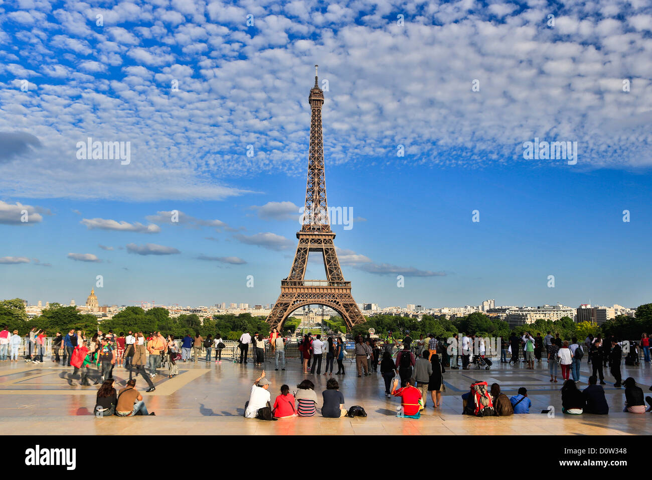 Francia Europa viaggi città di Parigi Torre Eiffel Trocadero architettura arte monumentale Eiffel terrazza sullo skyline di turisti Foto Stock