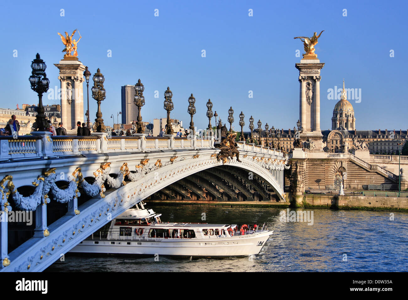 Francia, Europa, viaggi, Parigi, città Alexander III Bridge, Alexander, architettura, arte, artistico, barca, bridge, monumento, monum Foto Stock