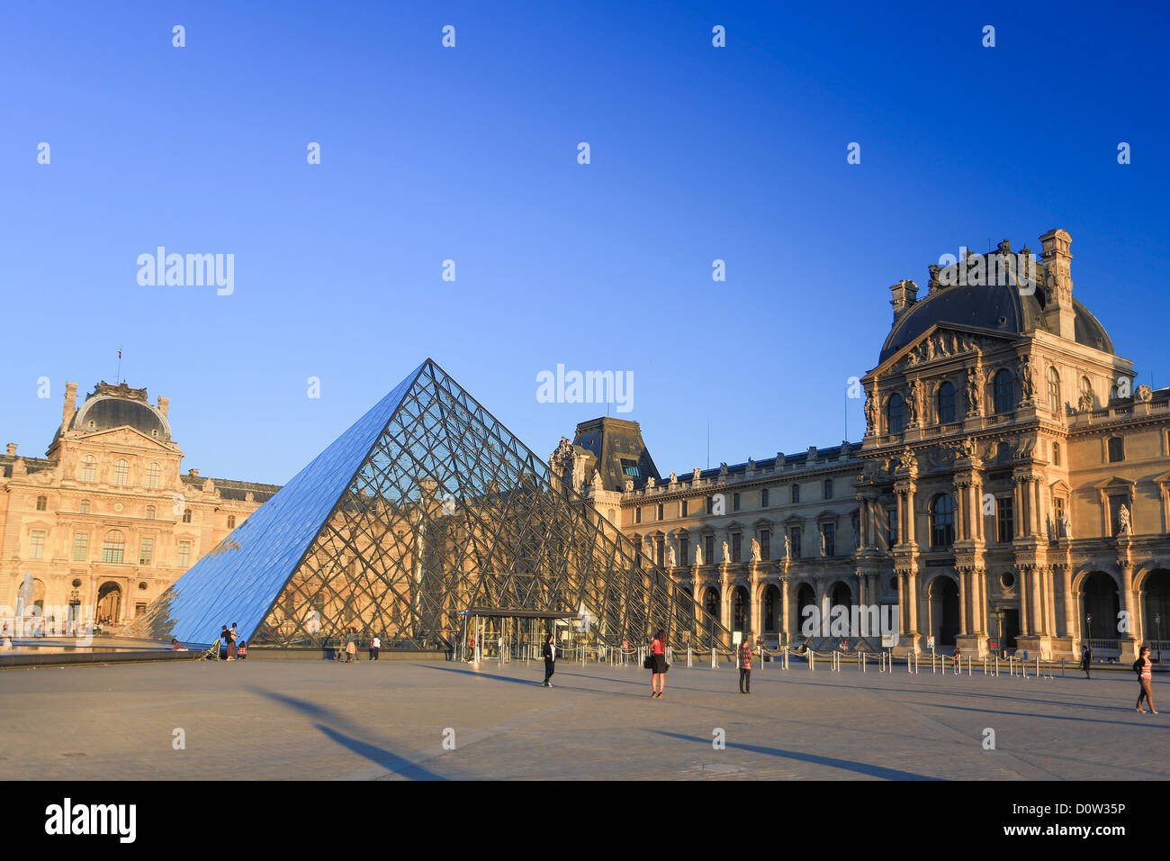 Francia, Europa, viaggi, Parigi, città, Louvre, il museo, piramide, arco, architettura, arte, artistico, monumento, monumentali, skyline Foto Stock