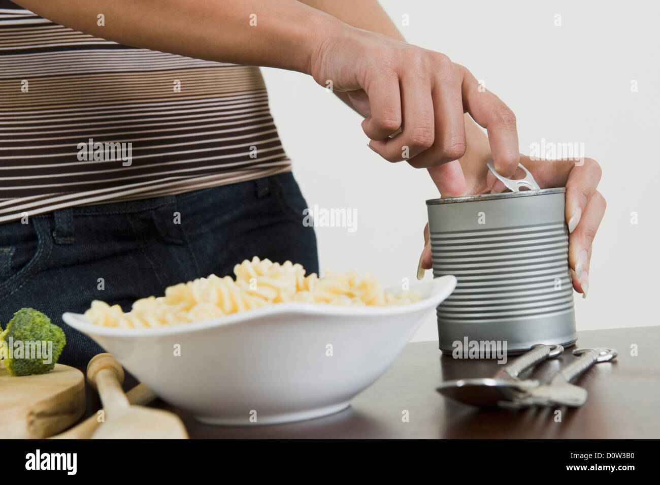 Metà vista in sezione di una donna di preparare la pasta in cucina Foto Stock