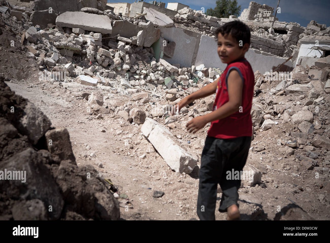 05/10/12, Azaz, Siria. Un giovane ragazzo gioca tra le macerie delle case distrutte. Foto Stock