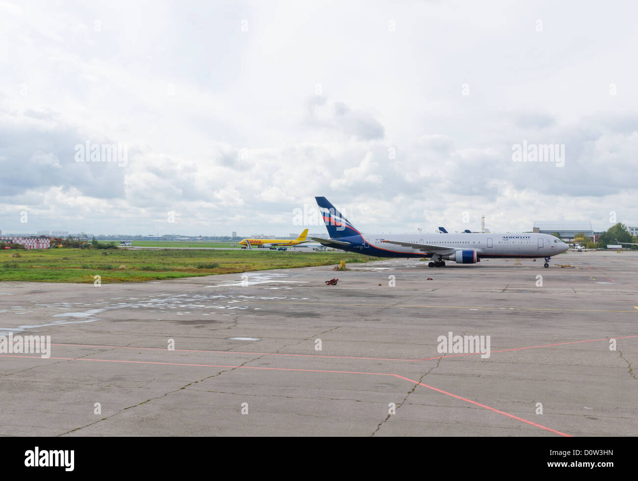 Jet aereo aeroporto airfield nuvoloso nubi horizont Foto Stock