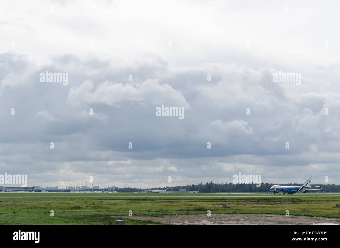 Jet aereo aeroporto airfield nuvoloso nubi horizont Foto Stock