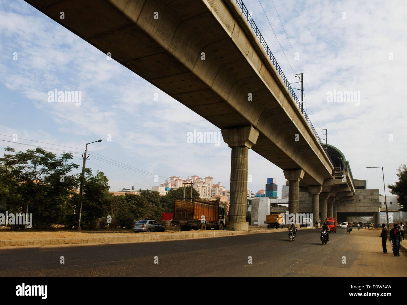 Ferrovia sopraelevata in una città, Gurgaon, Haryana, India Foto Stock