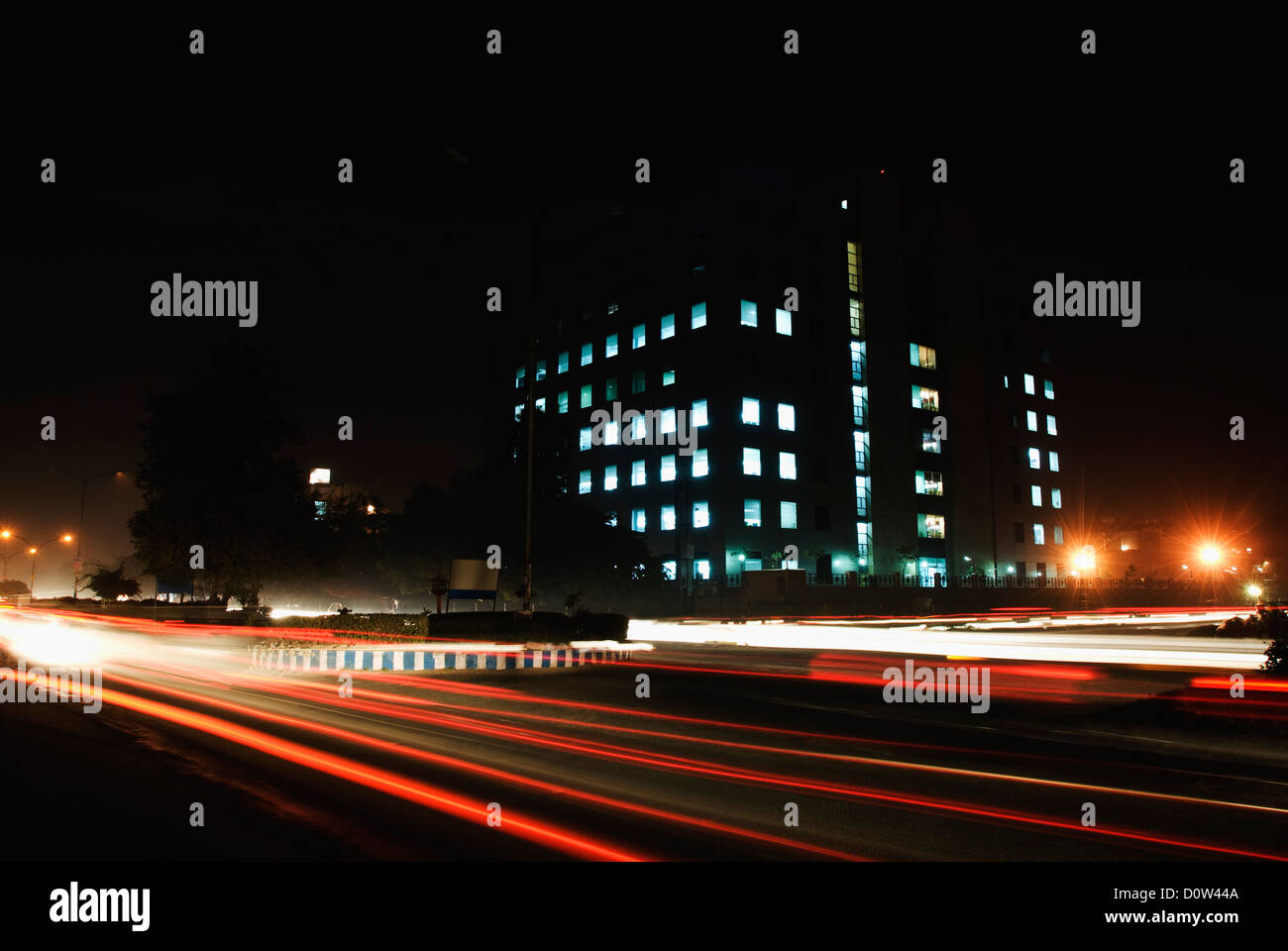 Il traffico su autostrada di notte, Gurgaon, Haryana, India Foto Stock
