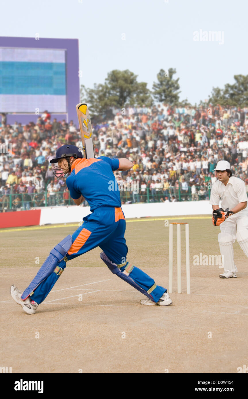 Cricket battitore giocando una corsa Foto Stock