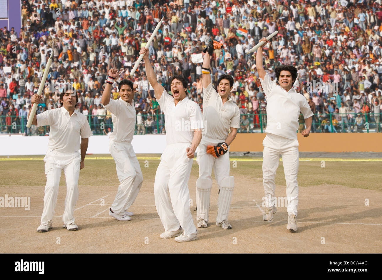 I giocatori di cricket per celebrare il loro successo Foto Stock
