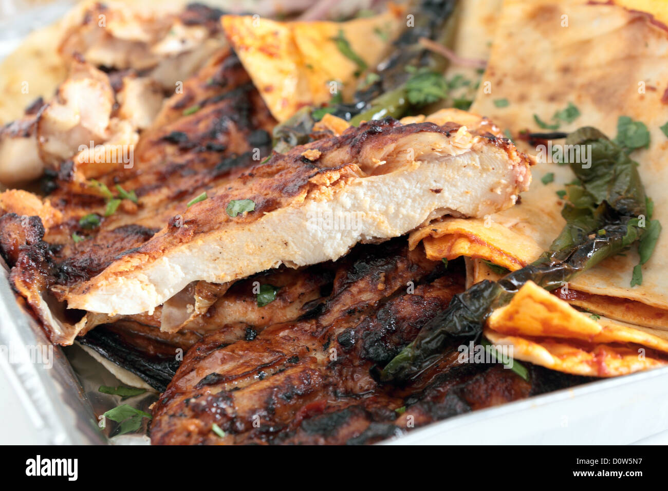 Un ristorante vassoio del bagno turco o arabo spatchcocked, marinaded pollo alla brace, servita con piatto pane arabo, a fette Foto Stock