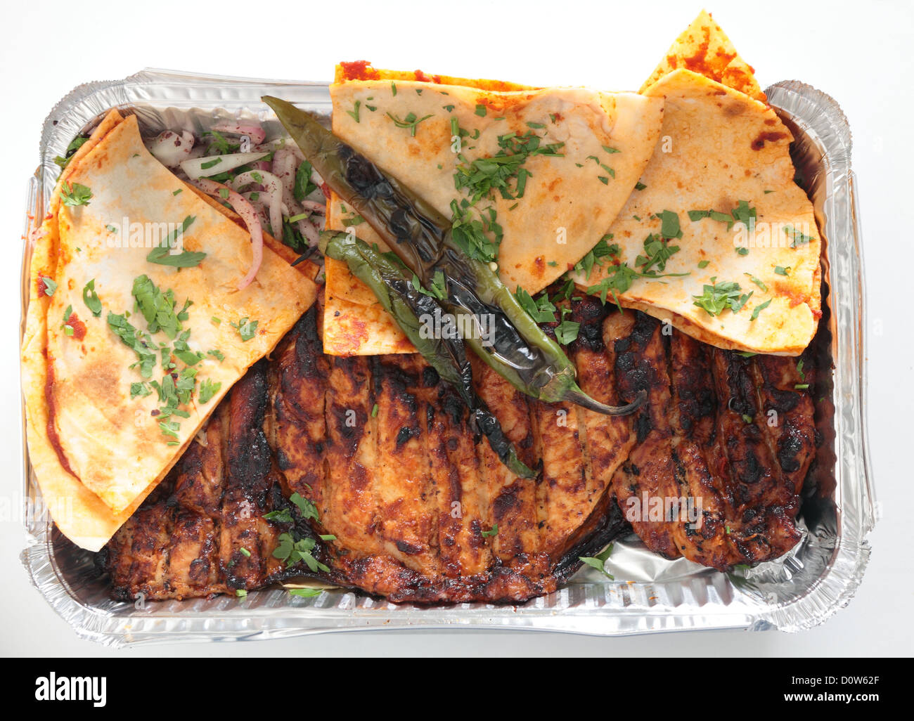 Un ristorante vassoio del bagno turco o arabo spatchcocked, marinaded pollo alla brace, servita con piatto pane arabo Foto Stock