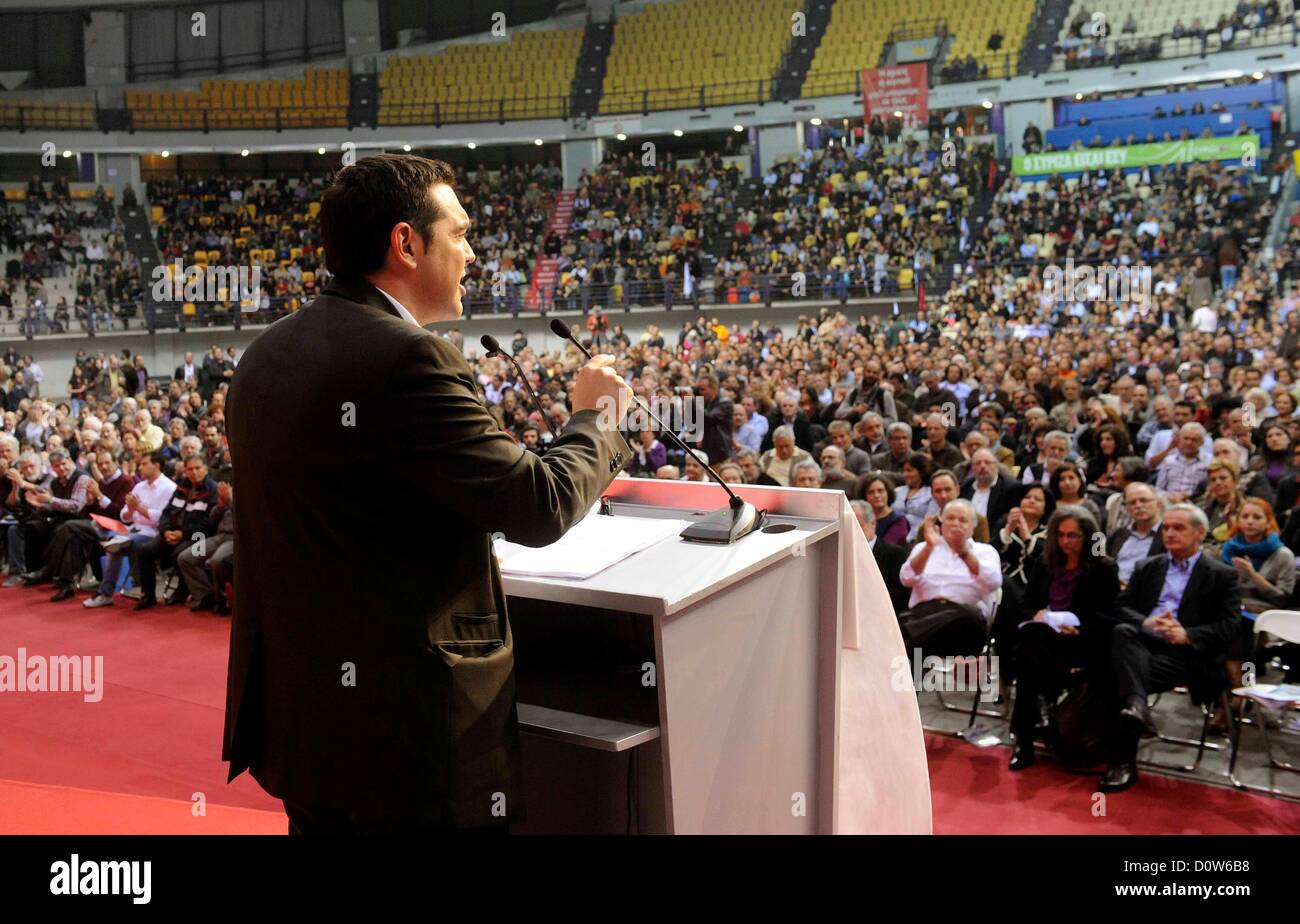 Atene, Grecia. Il 30 novembre 2012. Alexis Tsipras tiene il discorso di apertura durante la conferenza nazionale della coalizione di sinistra SYRIZA ad Atene in Grecia il 30/11/2012. Obiettivo della conferenza è quello di trasformare la coalizione SYRIZA in un partito unico. Foto Stock