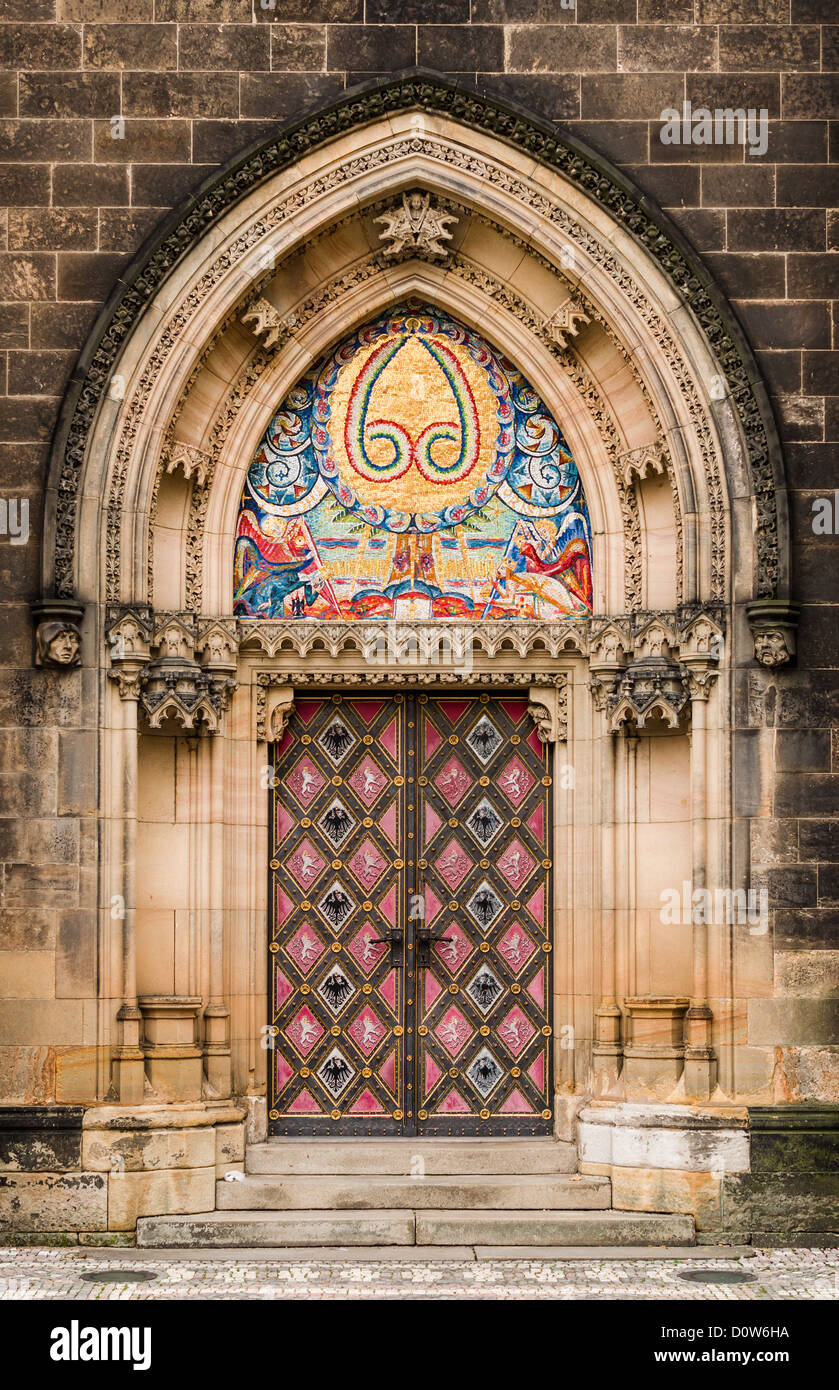 Nel XIX secolo il portale neogotico, Chiesa di San Pietro e di San Paolo, Praga Foto Stock