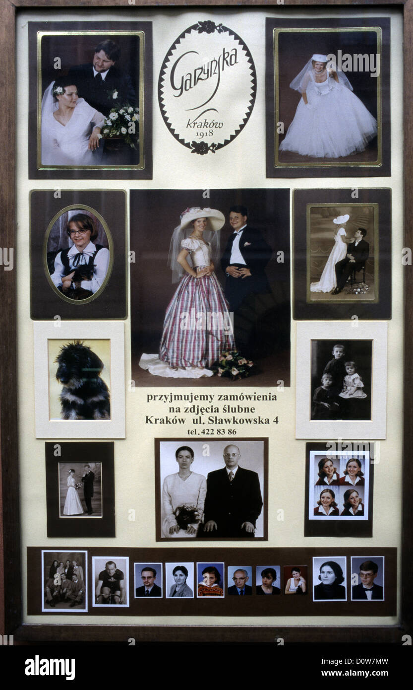 Foto di sposa e sposo polacchi durante la fotografia pre-matrimonio sessione esposta in un negozio davanti a un fotografo di matrimoni Shopping a Cracovia, Polonia Foto Stock