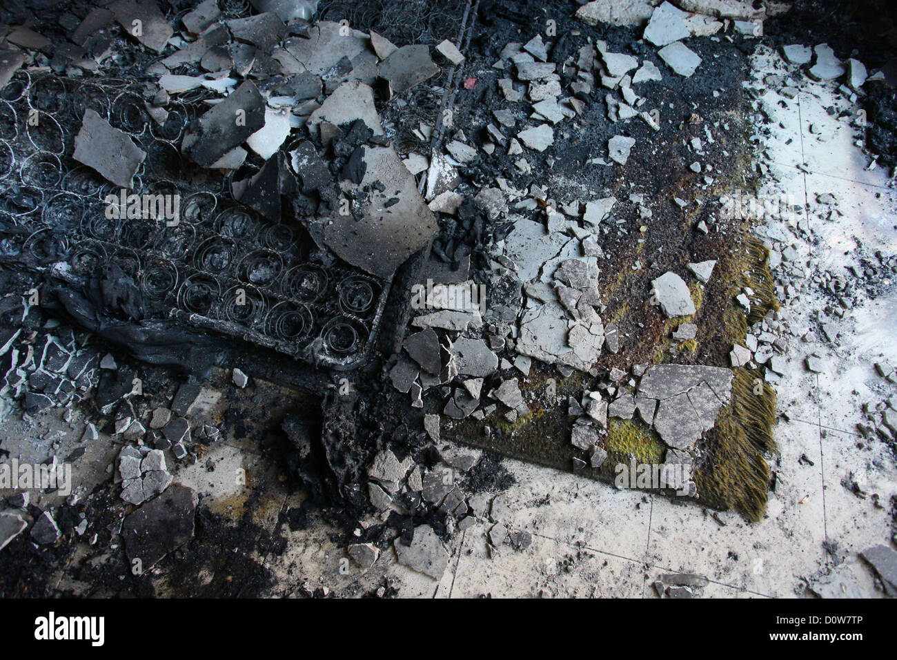 Il danno è visto in una casa bruciata in Kibbutz Beit Oren nel monte Carmelo Israele Foto Stock