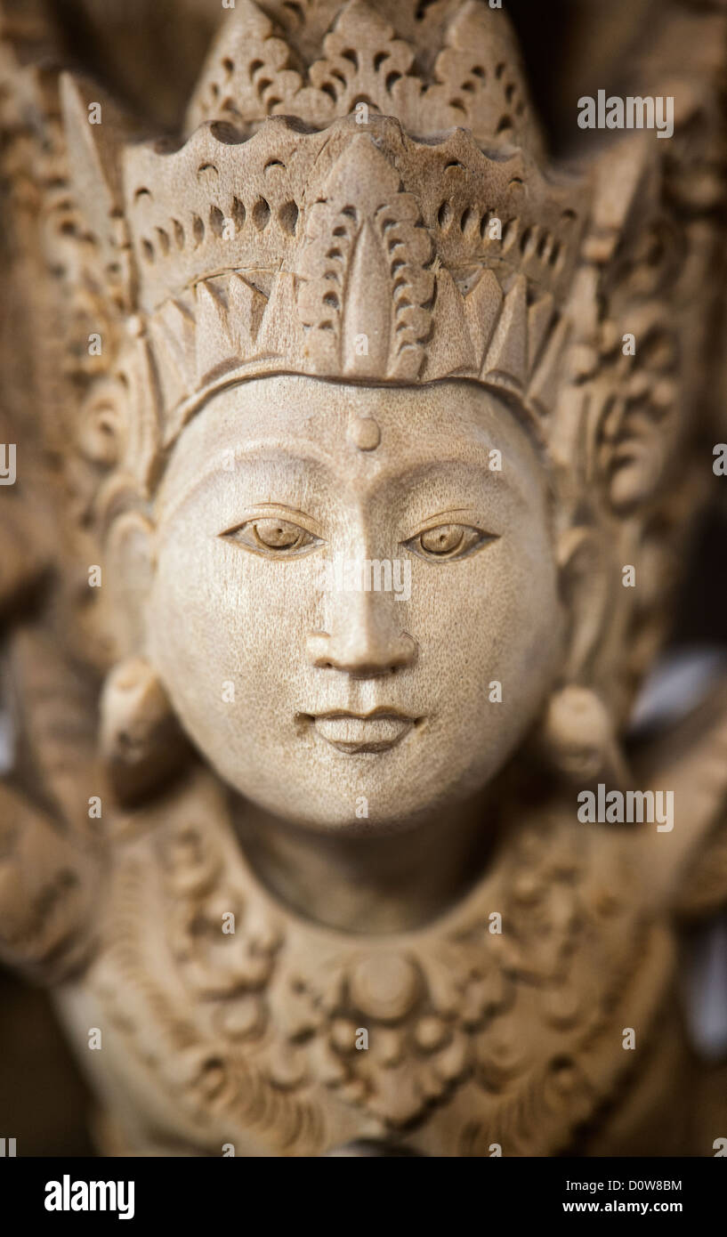 Intagliato a mano Vishnu, Garuda, Nagas statua in legno da Bali Foto Stock
