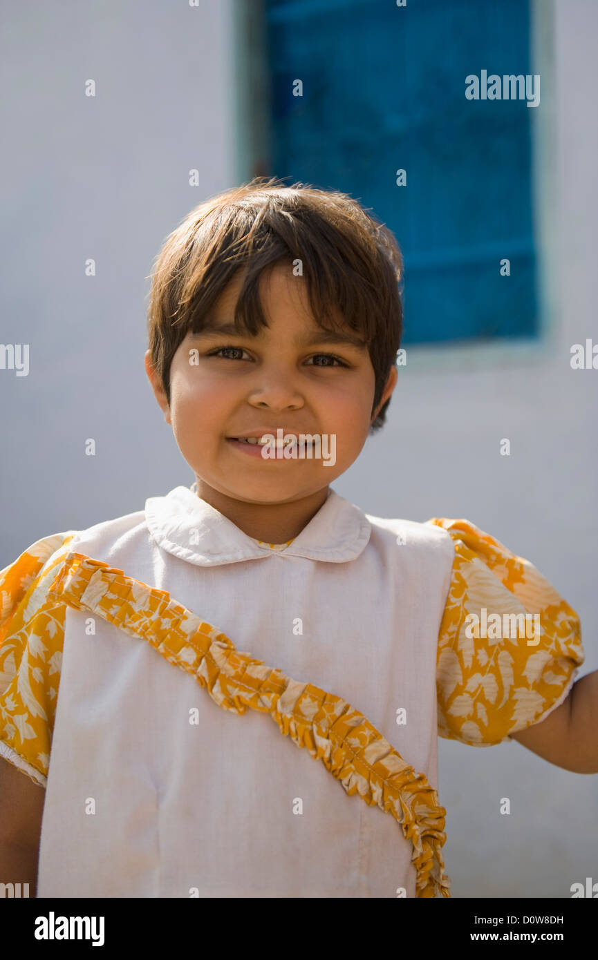 Ritratto di una ragazza sorridente, Farrukh Nagar, Gurgaon, Haryana, India Foto Stock