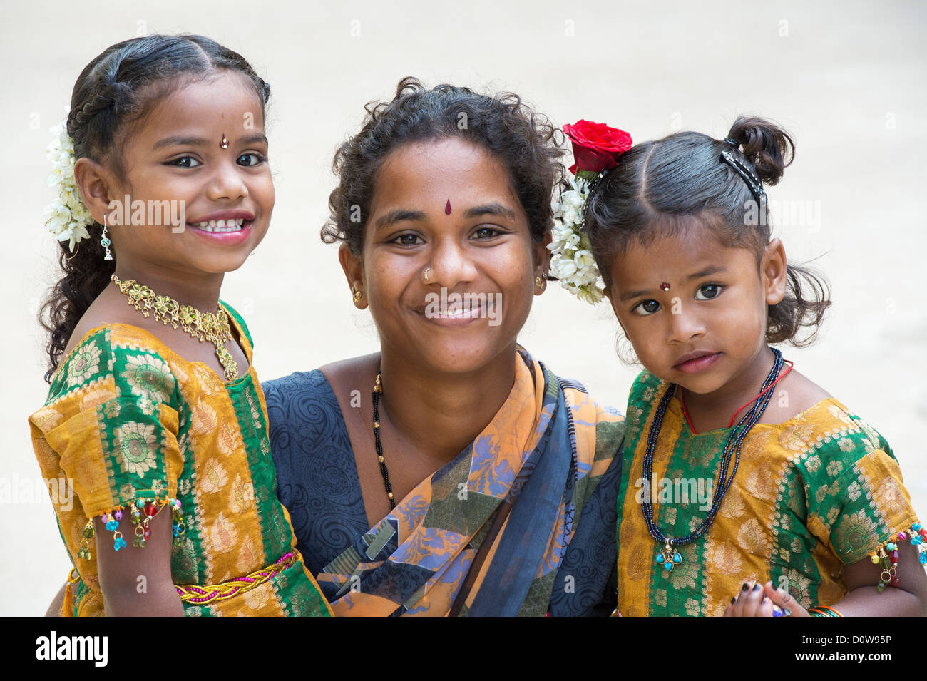 Sorridendo felice Indian la madre e le figlie vestito. Andhra Pradesh, India Foto Stock