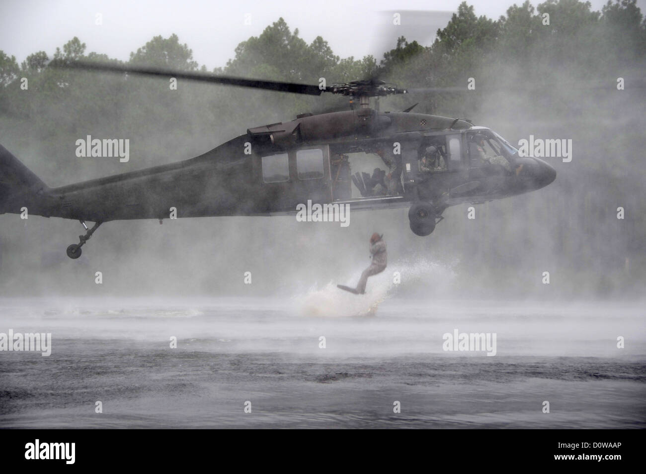 Noi le forze speciali militari di saltare da un UH60 Black Hawk elicottero nel lago Mott durante l'inserimento della formazione Luglio 27, 2008 a Fort Bragg, NC. Foto Stock