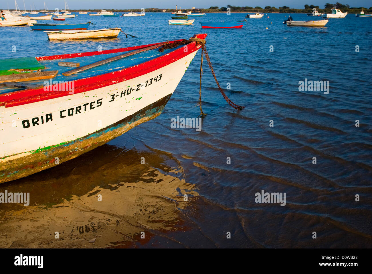 Cartaya, Spagna, barche da pesca si trovano sulla costa Foto Stock